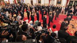 Sejumlah menteri dan kepala lembaga tinggi negara Kabinet Merah Putih mengikuti prosesi pelantikan di Istana Negara, Jakarta, Senin (21/10/2024).